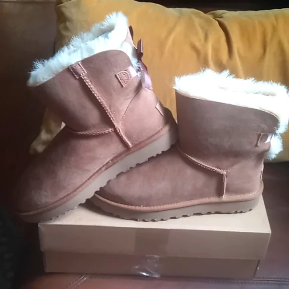 UGG SZ 6 W/ MINI BOW 11 - Picture 5 of 8